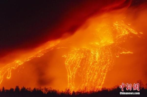 意大利埃特納火山15次噴發(fā) 熔巖流影響居民生活