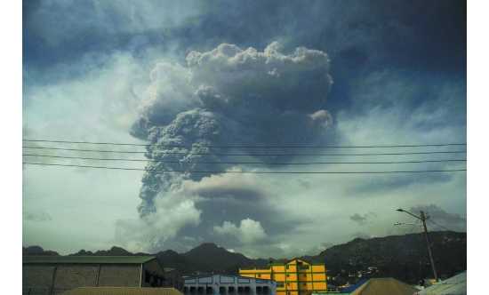 加勒比島國火山噴發(fā)灰柱沖上萬米高空