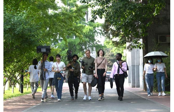 留學生拍攝系列短視頻，講述百年中國變遷