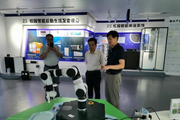 信陽羊山新區(qū)產(chǎn)業(yè)辦主任馬強(qiáng)一行蒞臨我館參觀交流