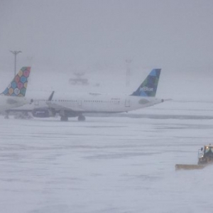 美國(guó)多地暴風(fēng)雪 逾10萬(wàn)用戶斷電