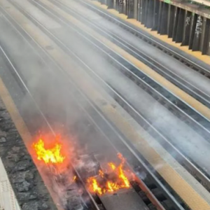 英國政府：民眾非必要不出行！火車軌道“熱”到起火！拉響“國家緊急狀態(tài)”警報(bào)→ ...