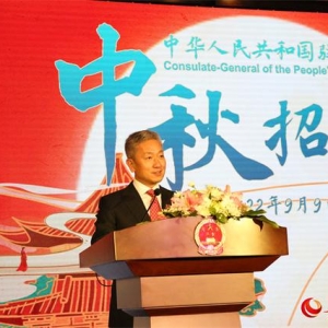 阿聯(lián)酋華僑華人共慶中秋 哈利法塔點(diǎn)亮皓月白