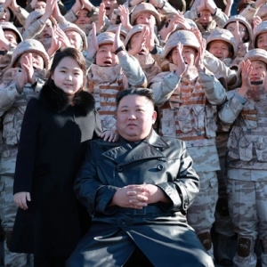 金正恩再攜“寶貴女兒”同框亮相，這次導(dǎo)彈試射為何特殊？ ...