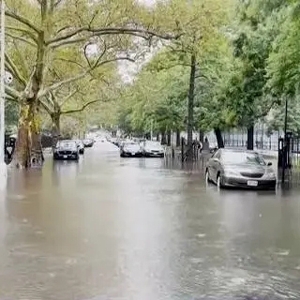 美國(guó)紐約州多地遭遇強(qiáng)降雨，紐約州州長(zhǎng)：極端降雨天氣或成“常態(tài)”