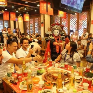 潮聲丨“新榮記”東渡，唱的是哪出戲？