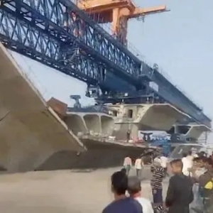 印度一在建橋梁垮塌致多人死傷 大量工人被困