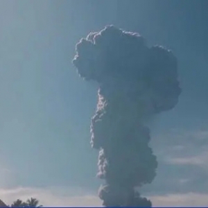 印尼伊布火山再度噴發(fā)，灰柱最高達(dá)5000米！數(shù)百名居民被疏散