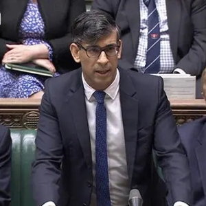 美國進(jìn)口血液致3萬人感染艾滋等 英國首相致歉