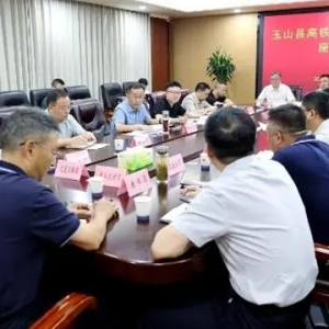 鄭國良到玉山縣高鐵新區(qū)專題調(diào)研電商產(chǎn)業(yè)和項(xiàng)目建設(shè)工作（圖）