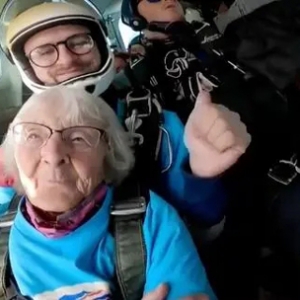 英國102歲奶奶跳傘慶生！打破英國跳傘最高齡紀錄