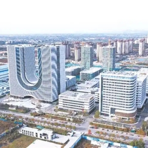 保定高新區(qū)圍繞主導(dǎo)產(chǎn)業(yè)鏈群精準(zhǔn)發(fā)力靶向招商，以園聚鏈、以鏈集群，持續(xù)探索產(chǎn)業(yè)更新機制革新——向“高”升級向“新”發(fā)展