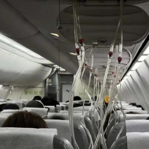 日本春秋航空飛行途中突降8000米，乘客回憶驚魂一刻