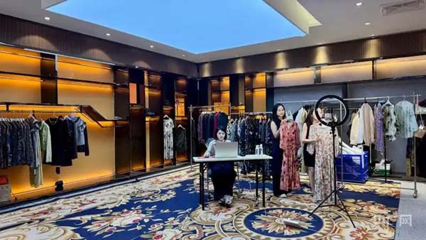 高質(zhì)量發(fā)展看中國｜傳統(tǒng)服裝產(chǎn)業(yè)“織”出全球新絲路